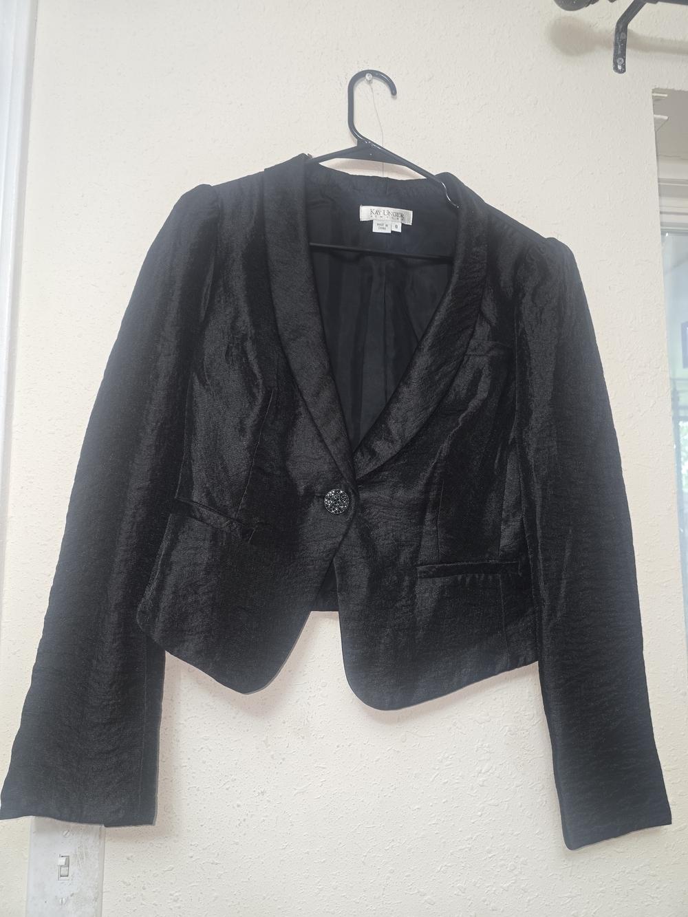 Kay Unger Black Cropped Velvet Blazer with Decorative Button